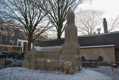 804820 Afbeelding van het in zand nagebouwde model van de Domkerk (met middenschip) en de Domtoren te Utrecht in ...